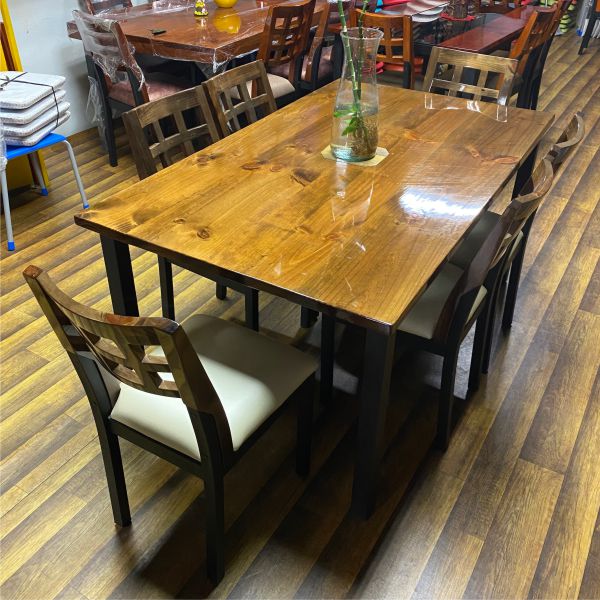 Juego de Comedor base de metal, tablero de madera y sillas base de metal con espaldar de madera 6 personas
