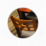 Juego de Comedor tablero mixto madera y cristal bronce, base y sillas de madera 6 Personas Detalles 3